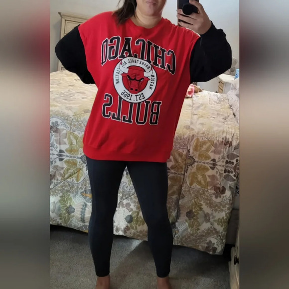 NBA Women's Size XXL Chicago Bulls Logo Sweatshirt Red Black Soft Long Crewneck - Picture 1 of 8
